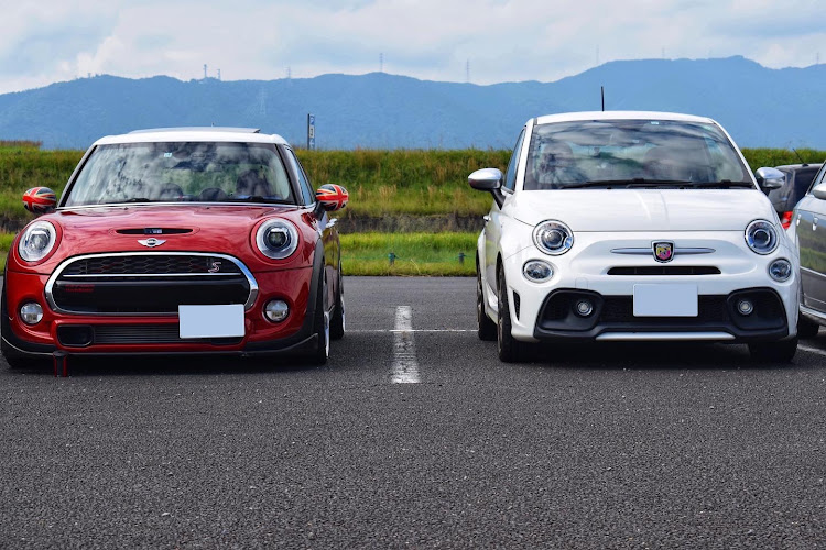 ミニ ハッチバックのイタ車とコラボ・カッコよい・赤は映えるに関するカスタム事例の投稿画像1枚目