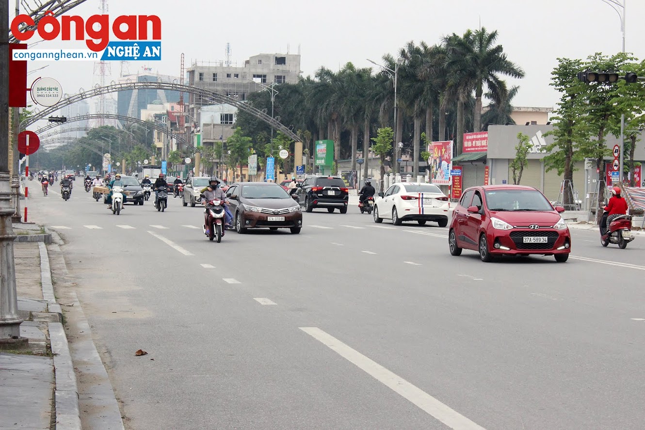 Trên một số tuyến đường chính như Đại lộ Lê Nin, Hồ Tùng Mậu, Lê Duẩn, Trần Phú….phương tiện đi lại đông đúc