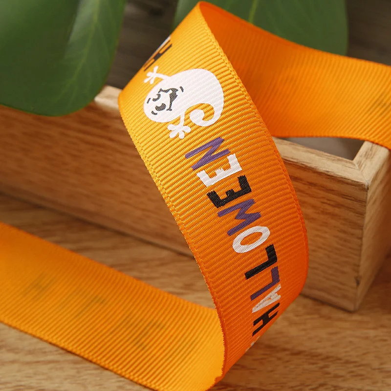 DIY cadeauverpakking met handgemaakte haarstrik accessoires en decoratief lint. Maak unieke kapsels en geef een persoonlijk cadeau.