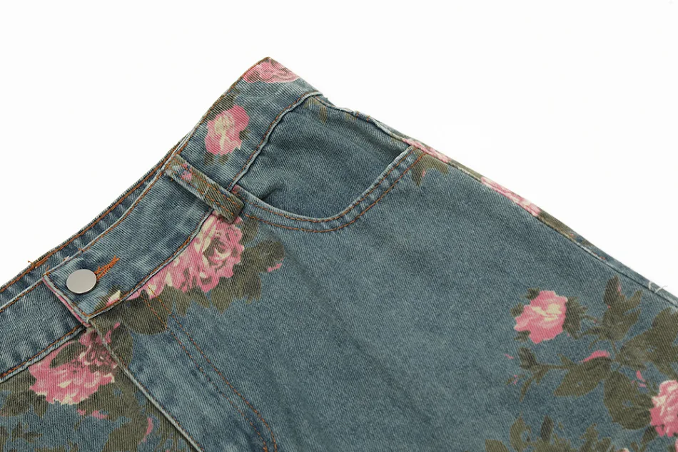 Heren jeans met rozenprint, een opvallende en trendy broek. Comfortabel en stijlvol voor elke gelegenheid. Maak een fashion statement met deze broek.