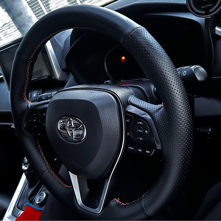 RAV4のカスタム・ステアリング・編み上げ・RAV4乗りさんと繋がりたい・編み上げ式ハンドルカバーに関するカスタム事例の投稿画像7枚目