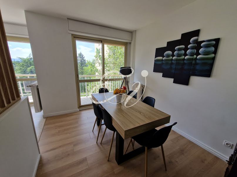 Location meublée appartement 5 pièces 111 m² à Ecully (69130), 1 995 €