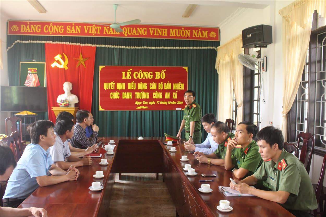 Thượng tá Tạ Đình Tuấn, Trưởng Công an huyện Quỳnh Lưu phát biểu giao nhiệm vụ cho các đồng chí được điều động