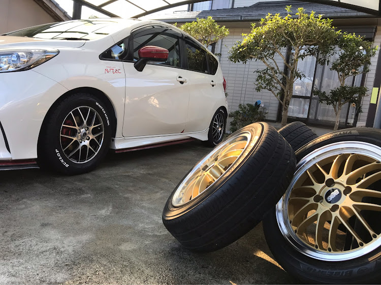 ノートの洗車・スタッドレスタイヤへ交換・ホワイトレター・ゼロプロミアム・そろそろ冬仕様に関するカスタム事例の投稿画像1枚目