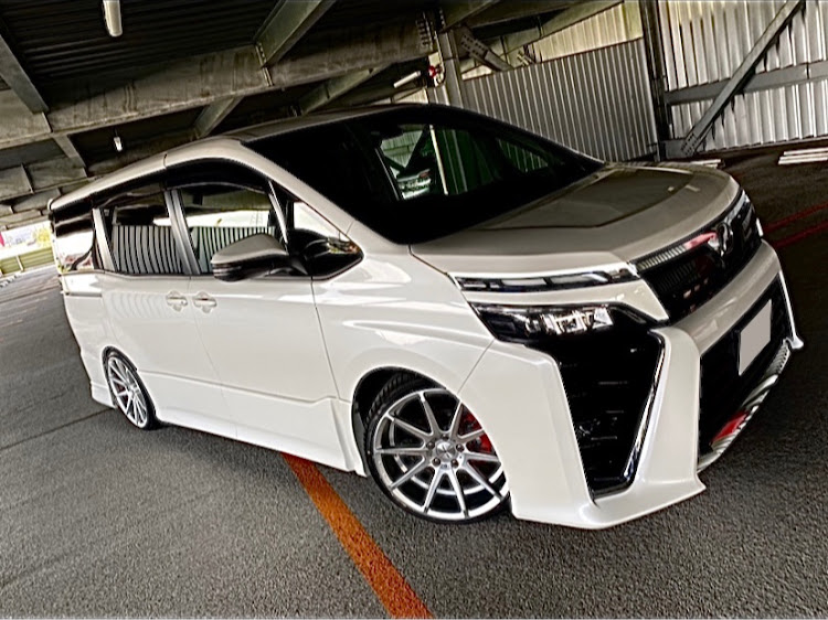 ヴォクシーのエスクァイア・ノア・ニューホイール・ホイール交換・車高調整に関するカスタム事例の投稿画像1枚目