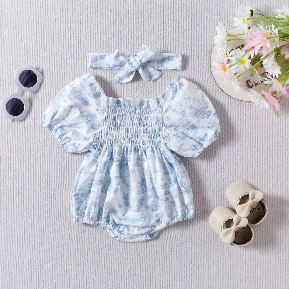 Zomer baby jumpsuit blauw en wit voor meisjes, ideaal voor warme dagen. Comfortabel, lichtgewicht en perfect om in te spelen en te ontdekken.