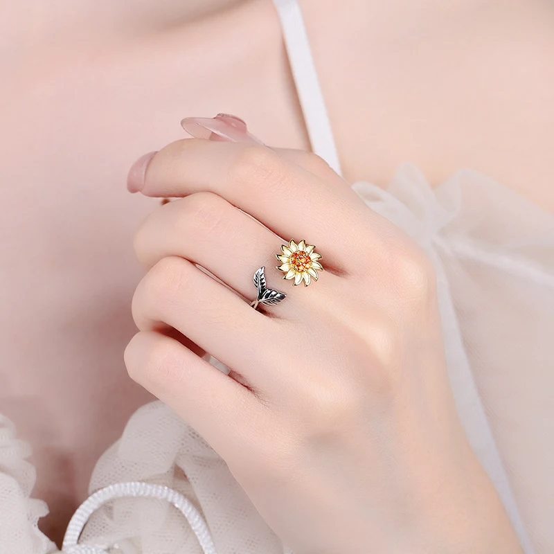 Bague rotative tournesol ajustable tendance Soulagez le stress avec cette jolie bague florale rotative qui apaise l'anxiété et favorise la détente