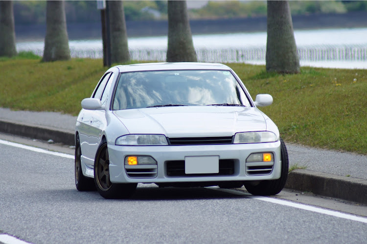スカイラインのR33広報関東支部・R33セダンの部・千葉フォルニア・劇団遠近法・圧縮効果に関するカスタム事例の投稿画像2枚目