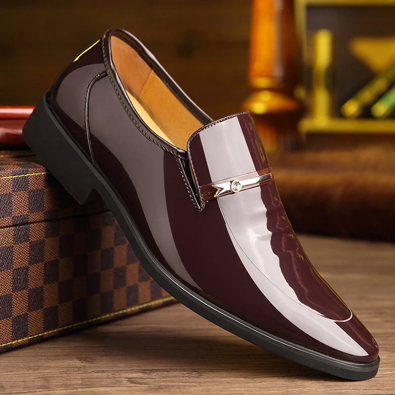 Zapatos de hombre puntiagudos de charol. Elegancia atemporal. Perfección en cada paso. Diseño sofisticado para el hombre moderno.