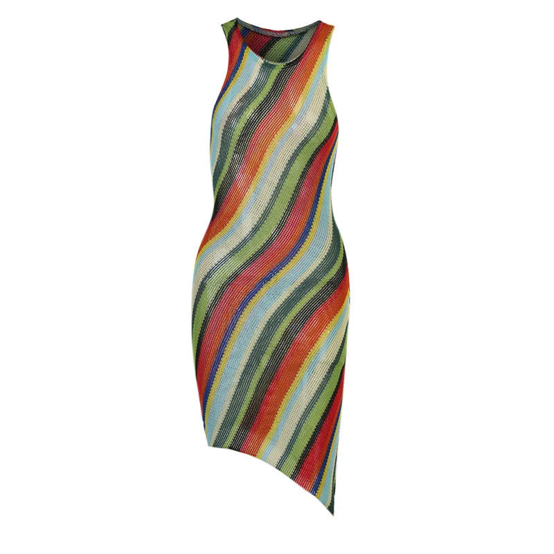 Vestido feminino listrado, sem mangas, com gola redonda e corte ajustado, ideal para um visual moderno e confortável.