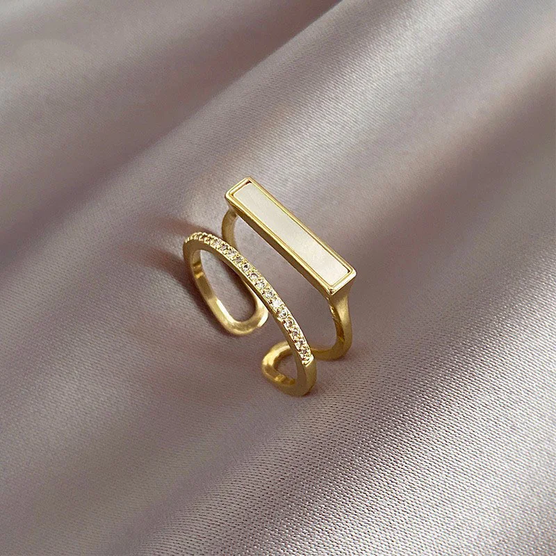 Geometrische open ring voor dames, speciaal design voor mode. Een stijlvol sieraad dat perfect is voor liefhebbers van unieke designs.