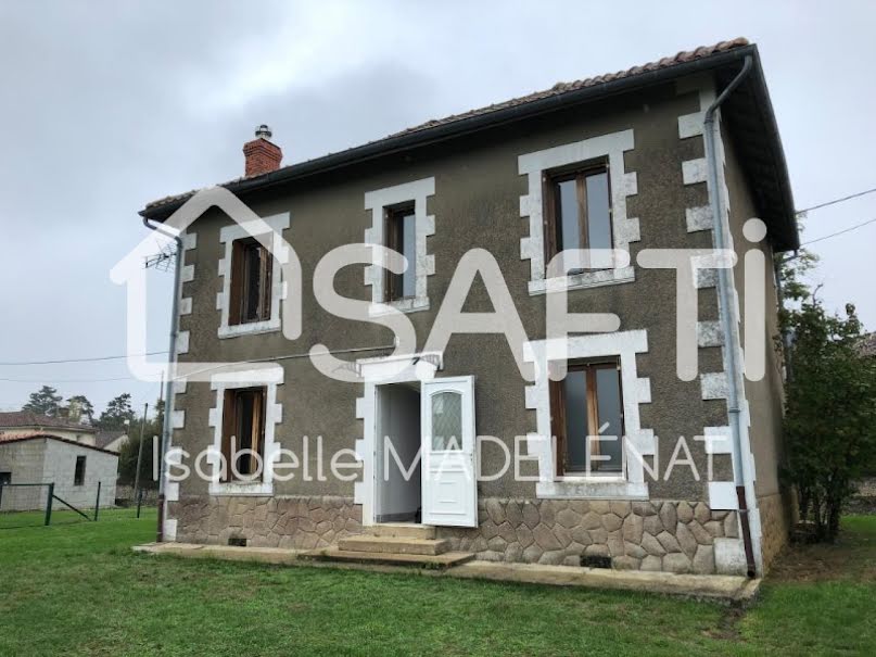 Vente maison 5 pièces 121 m² à Pleuville (16490), 116 000 €