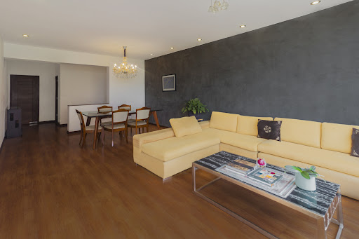 Salon avec canapé jaune et table à manger dans ce Appartement de luxe à vendre à Miraflores (344 870 € - 156 m²)