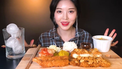 Mukbang YouTuber “Eat With Boki” Under Suspicions For Spitting Out Food After Chewing Due To Over-Editing