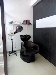 Aries Men & Women Beauty Salon photo 3