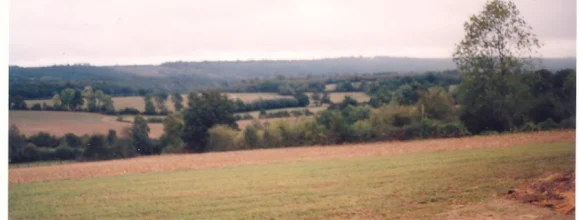 Photo : Des parcelles de champs et de prairies séparées par des haies notera Erickson dans son rapport d'évasion