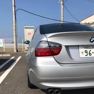 323i