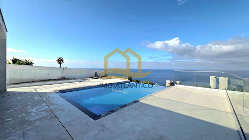 Villa avec piscine et terrasse 2