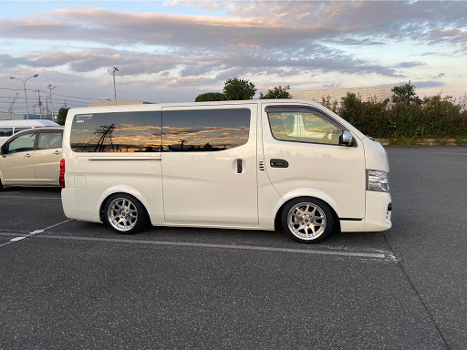 Nv350キャラバン のタイヤサイズ変更 フロントリップ スペーサー アライメント調整 乗り心地 アップに関するカスタム メンテナンスの投稿画像 車のカスタム情報はcartune