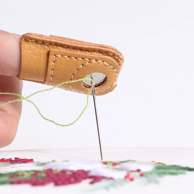 Protège-doigt en cuir, type pièce de monnaie, pour couture domestique. Offre une protection optimale des doigts lors de vos travaux d'aiguille.