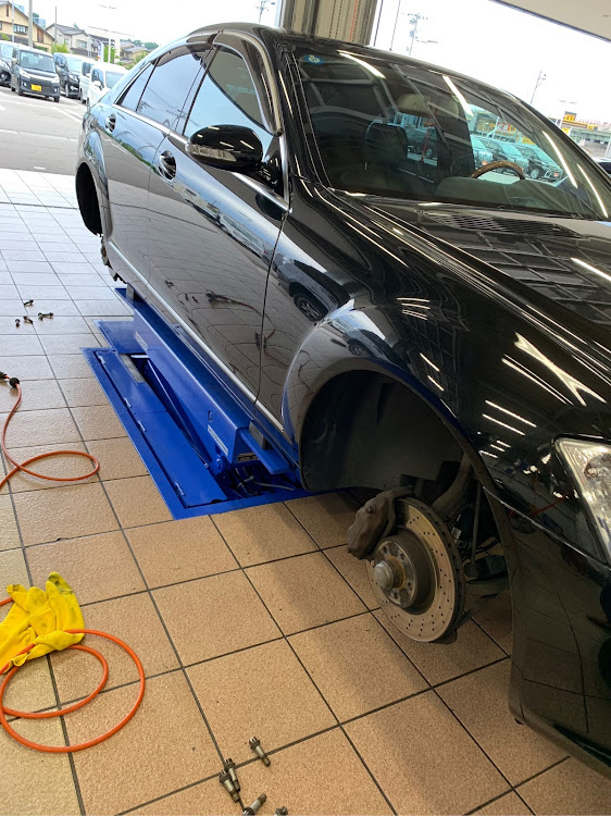 Sクラスセダンのベンツ・ベンツs・車高調整に関するカスタム事例の投稿画像1枚目