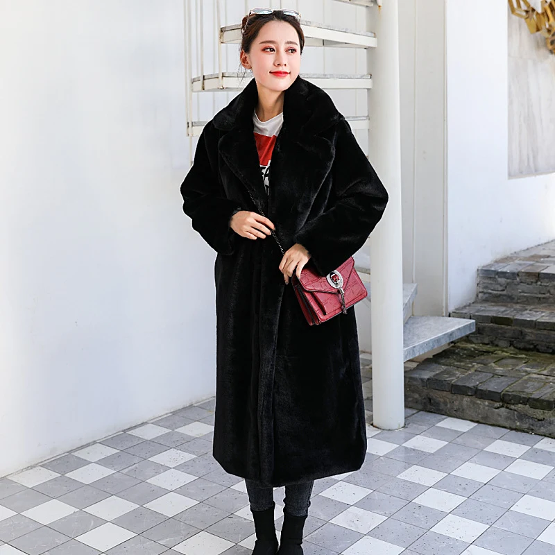Casaco longo feminino de pele, algodão, cashmere plus size. Quente e elegante para o inverno. Conforto e estilo combinados em uma peça.