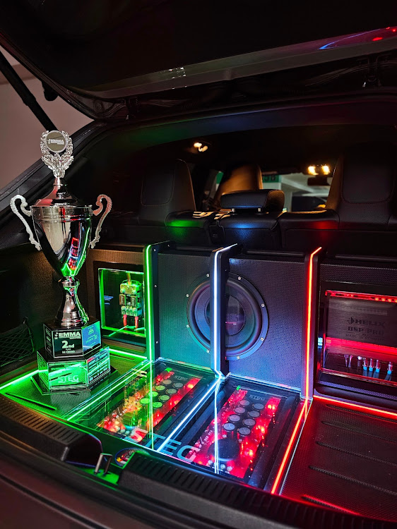 Aクラス ハッチバックの夜の車内空間・愛車の横顔・A180スポーツ・音質重視に関するカスタム事例の投稿画像8枚目