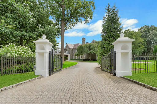 House purchase in Alpine (United States) - Paved driveway, white gate, manor house