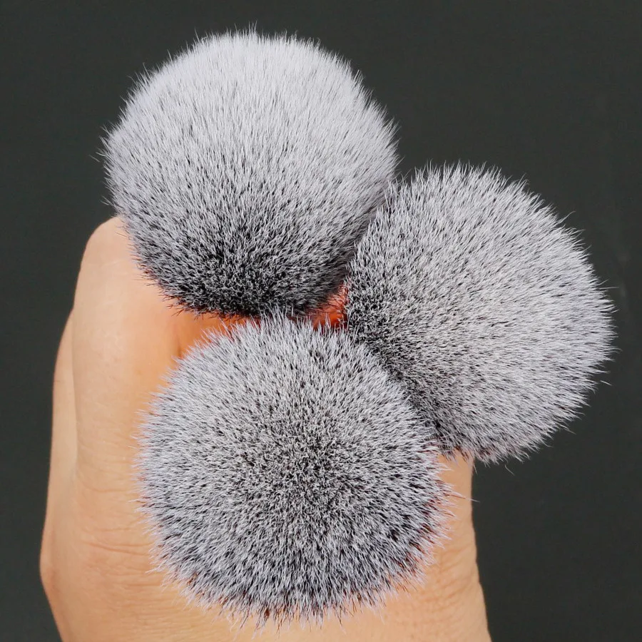 Draagbare make-up kwastenset van drie delen met platte, schuine kop voor moeiteloze en precieze make-up applicatie, ideaal voor onderweg.