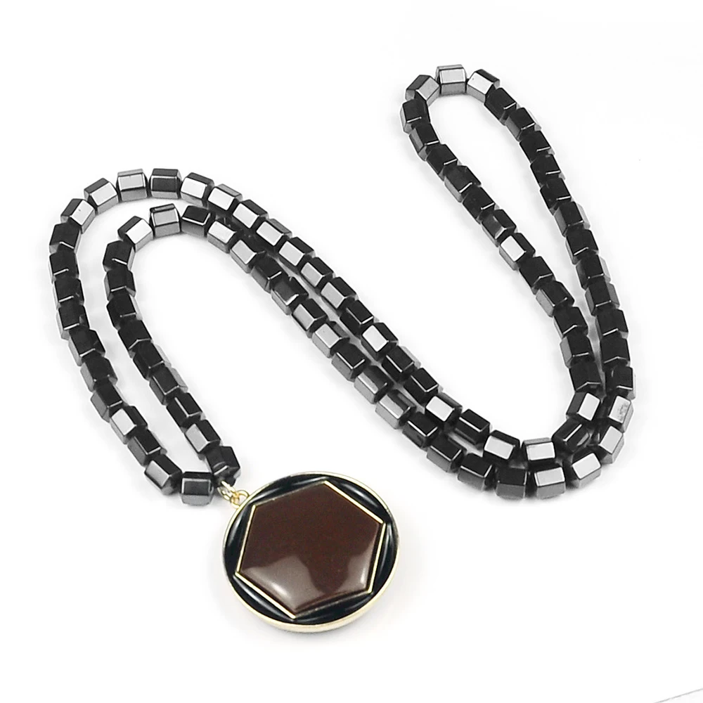 Title 2, Collier ornemental en hématite, style costume. ...
