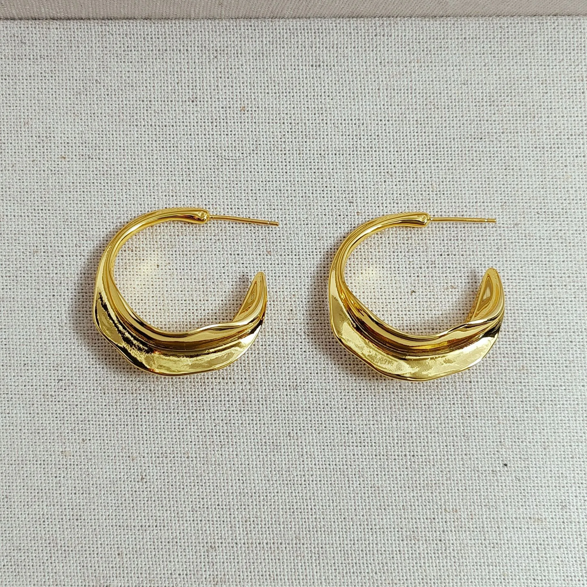 Title 6, Clous doreilles irréguliers de luxe léger