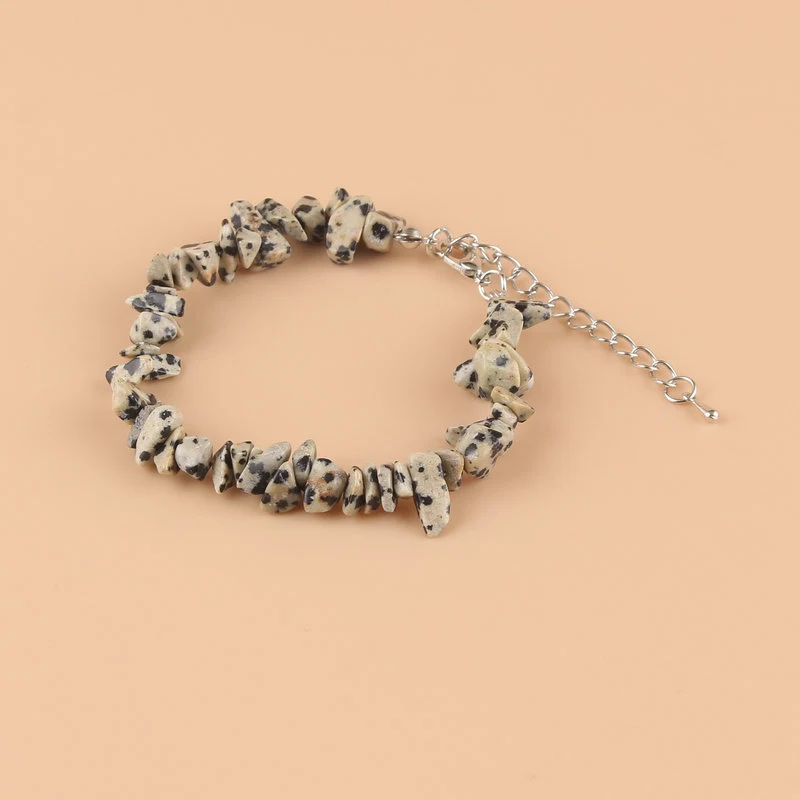 Pulseira feminina de cascalho natural. Design elegante e discreto. Para um visual natural e sofisticado. Abrace a beleza da natureza.