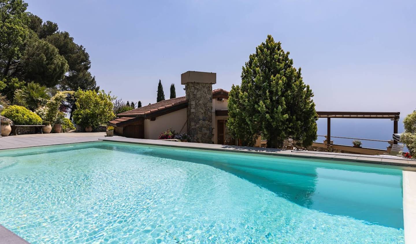 Villa with pool and garden Cipressa