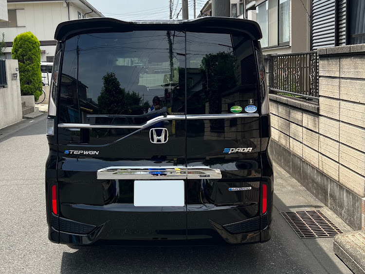 ステップワゴンスパーダのステンレスウィンドウモール装着・洗車しましたー！(^^)に関するカスタム事例の投稿画像3枚目