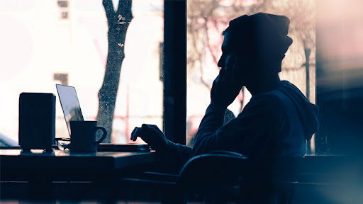 Homem usando o telefone em ambiente de escritório