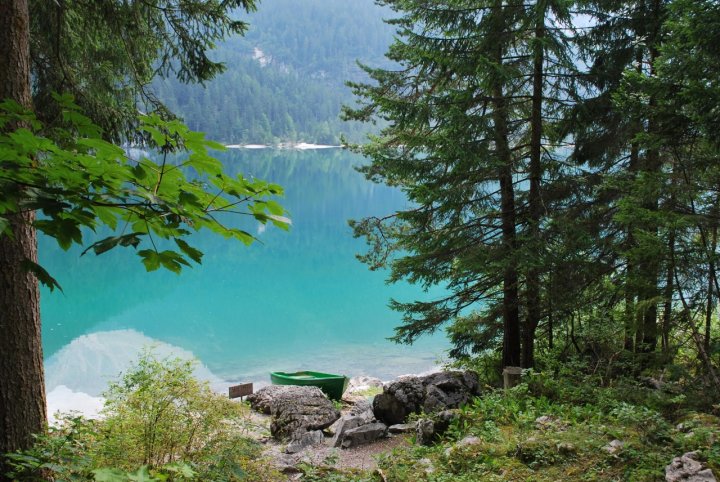 In riva al lago, in mezzo al verde di iack1305