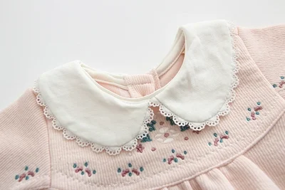Robe de printemps à manches longues pour bébé fille, couleur unie, douce et confortable, parfaite pour le printemps, élégance et bien-être.