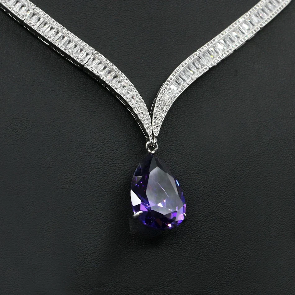 Waterdruppel Zirkonia Ketting en Oorbellen Set. Verfraai uw sleutelbeen met deze set die elegantie en schittering combineert.