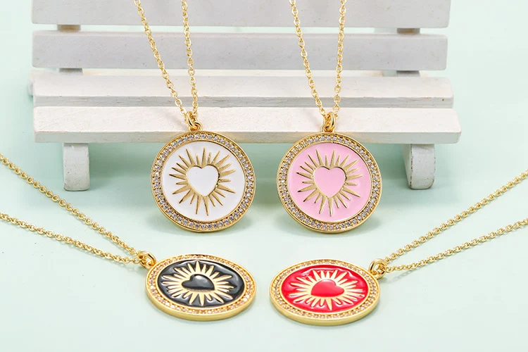 Ronde, kleurrijke olie-ketting met hanger. Een uniek en stijlvol sieraad dat kleur en charme aan je outfit toevoegt. Perfect cadeau voor elke gelegenheid.