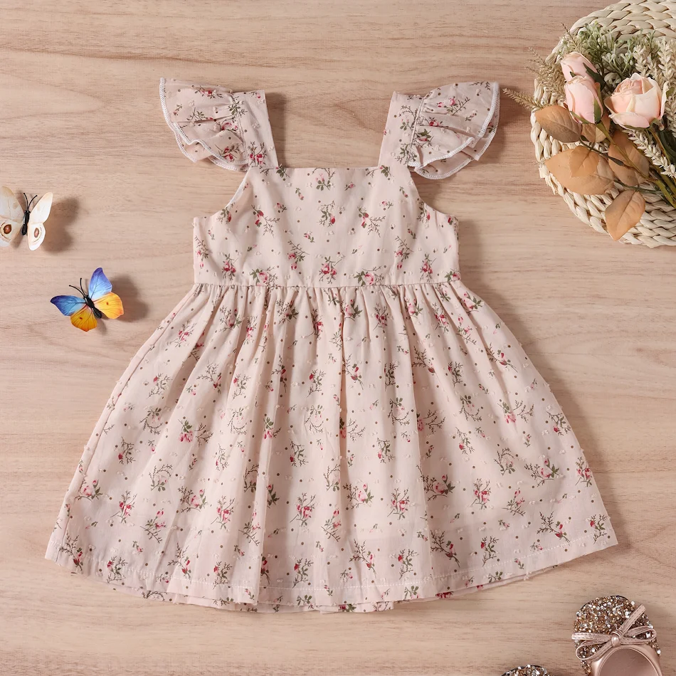 Vestido infantil floral tricolor com mangas soltinhas. Leve e charmoso, ideal para os dias quentes de verão. Conforto e beleza para sua pequena!