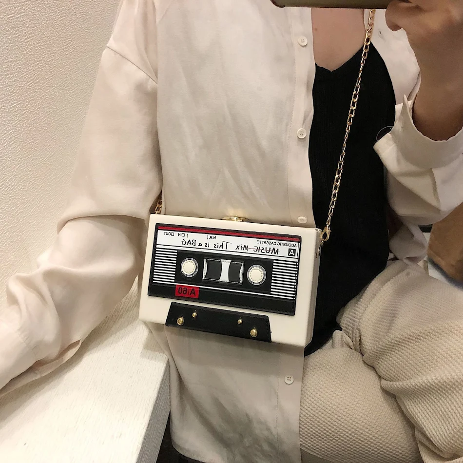 Tape-recorder schoudertas voor één schouder, ideaal voor dagelijks gebruik. Draag je essentials met stijl en originaliteit, perfect voor onderweg.