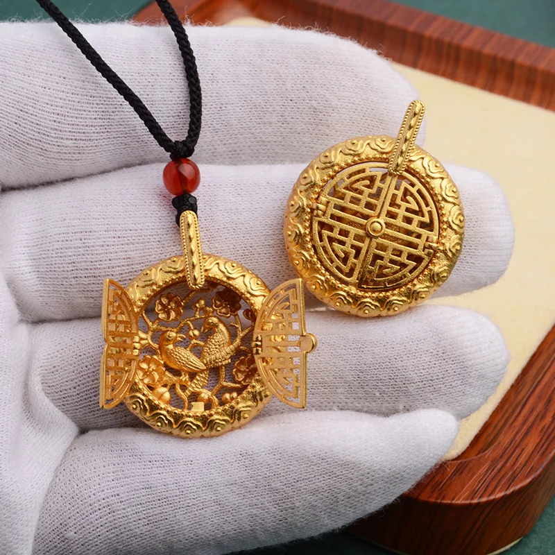 Pendentif en or alluvial ancien ajouré pour la chance. Un bijou unique et élégant, inspiré de l'époque antique pour attirer la chance.