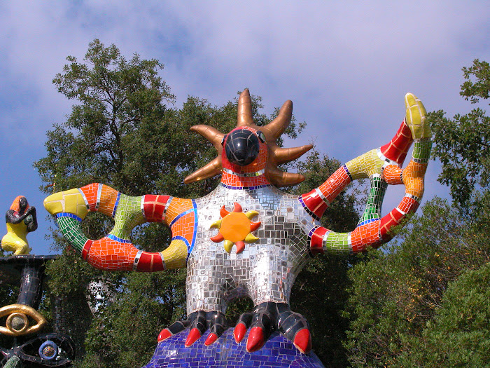 Niki de Saint Phalle, Il cortile interno dell’Imperatore con la fontana delle Nanas, Giardino dei Tarocchi, Capalbio