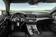 The driver and passengers benefit from the extended possibilities provided by BMW Operating System 7 as standard.