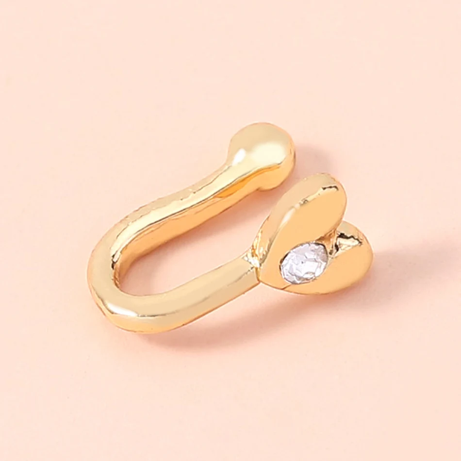 Faux anneau de nez en forme de cœur avec diamants, Personality Wind Love Piercing. Un bijou romantique et tendance, pour un look audacieux et séduisant.