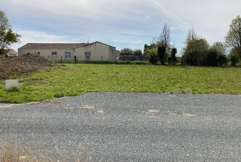  Vente Terrain + Maison - Terrain : 680m² - Maison : 100m² à Saintes (17100) 