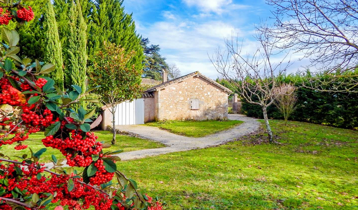 House with garden and terrace Beaugas