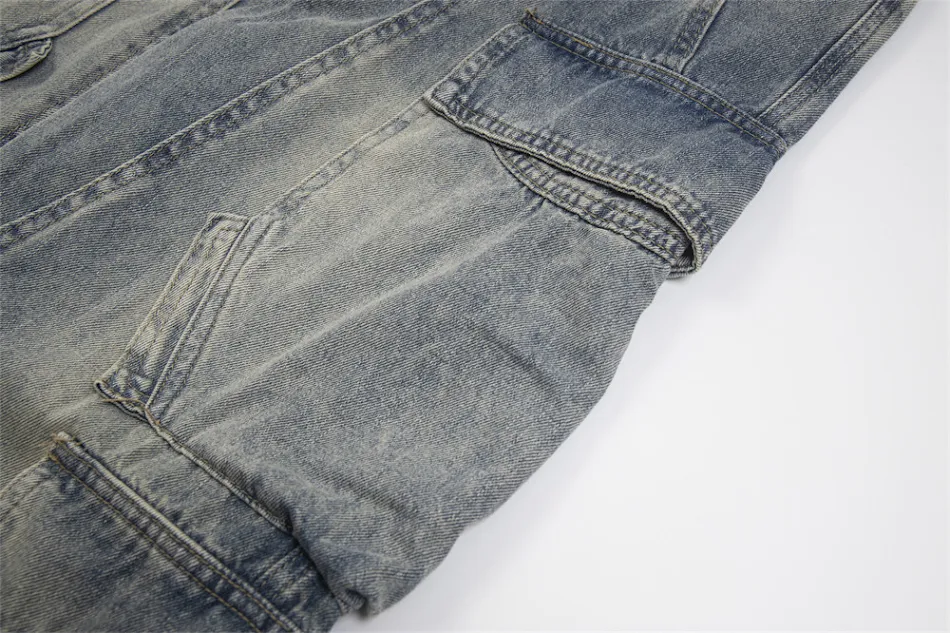 Jean cargo élégant pour homme, avec multiples poches, pour un look stylé et pratique au quotidien. Confort et fonctionnalité assurés.
