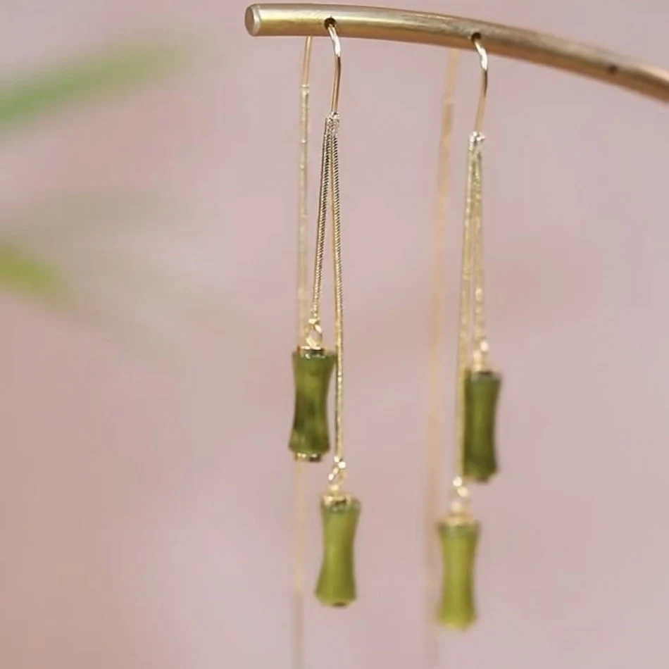 Boucles d'oreilles à pampilles style chinois, jointures en bambou vert. Un accessoire élégant pour un look unique, parfait pour les femmes appréciant la culture asiatique.