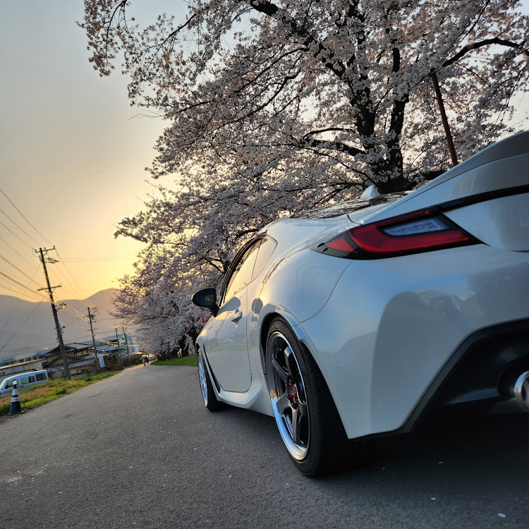 GR86のいつもイイネ&コメントありがとうございます🙇‍♂️・サクラと愛車・桜とコラボ・ホイール交換・夕日と桜と愛車に関するカスタム事例の投稿画像2枚目